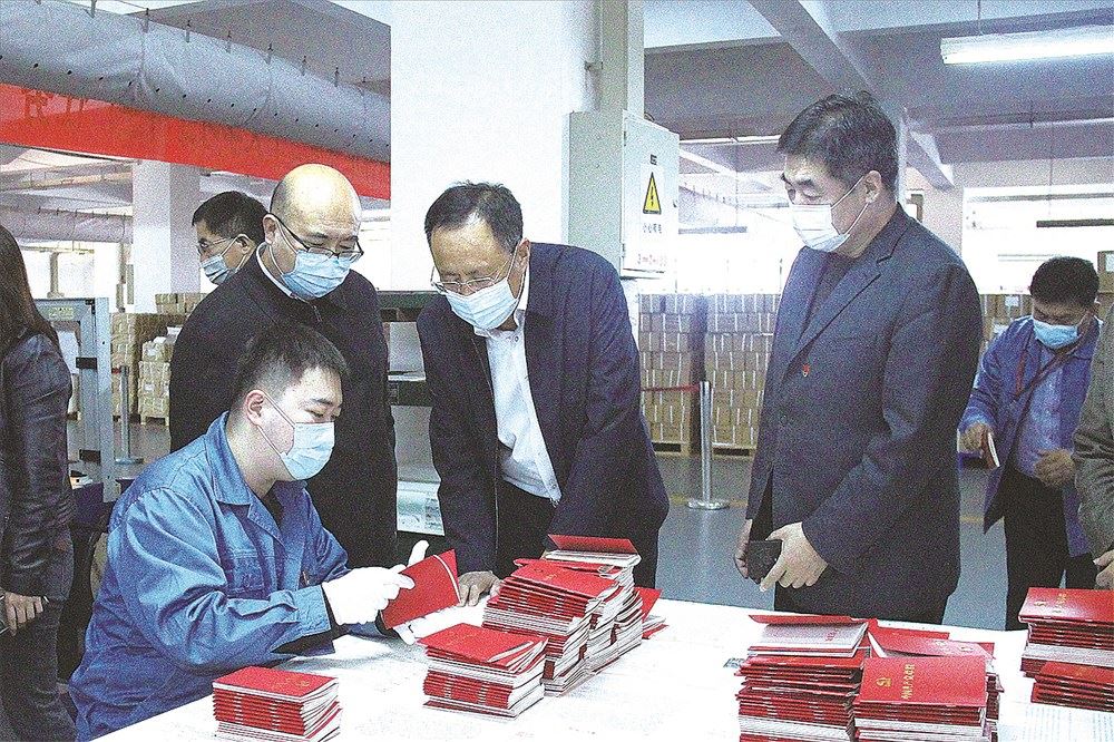 省委宣传部副部长、一级巡视员钟华一行调研二十大文件及学习辅导读物印刷工作